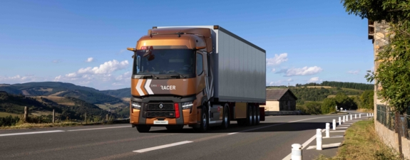 Renault Trucks Model Year 2025 - Smart Racer on the road