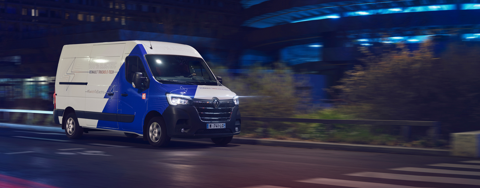 bluekens-truck-en-bus-Renault-Master-E-Tech-bestelwagen-rijdend-'s-nachts-in-de-stad