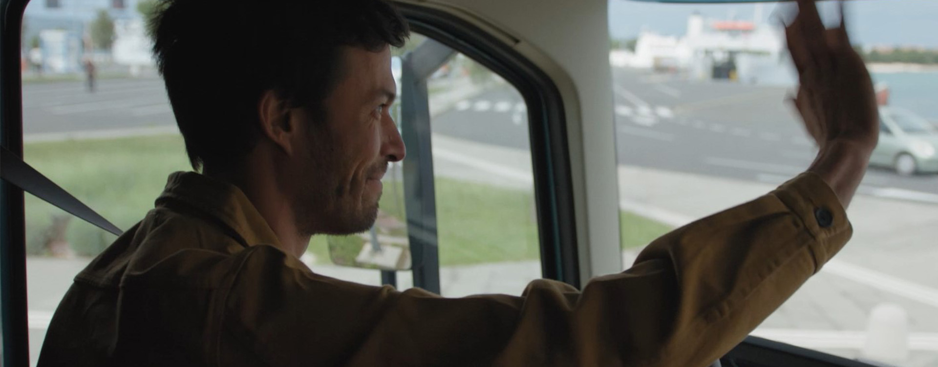 stop-look-wave-volvo-trucks-01 stop-look-wave-volvo-trucks-01