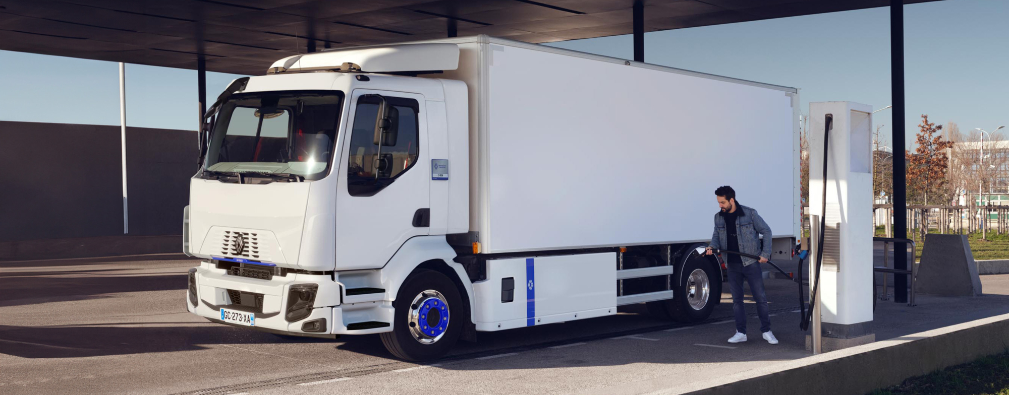 bluekens-truck-en-bus-Renault-Trucks-D-E-Tech-lading-lossen-aan-de-straat-met-pompwagen