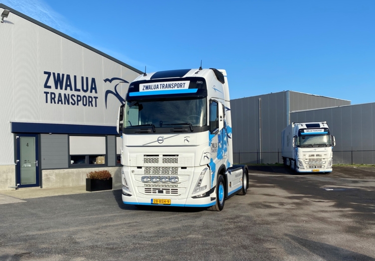 bluekens-volvo-fh-zwalua