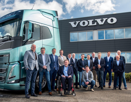 Volvo Trucks Nederland en dealers tekenen nieuw dealercontract