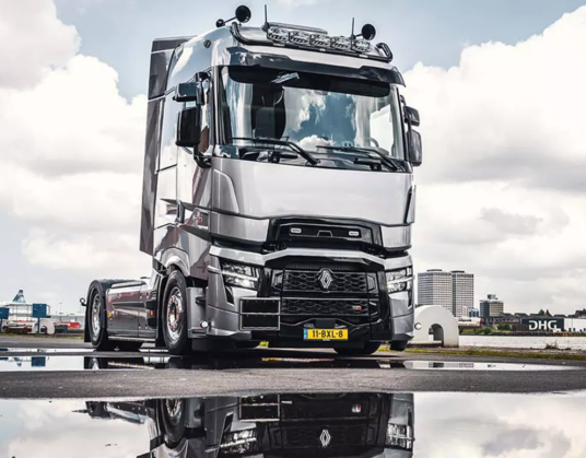 Nu beschikbaar: Exclusieve Renault Trucks T High | Bluekens Truck en Bus
