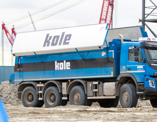 Eerste Volvo FMX 8x8 op de weg bij Kole Transport