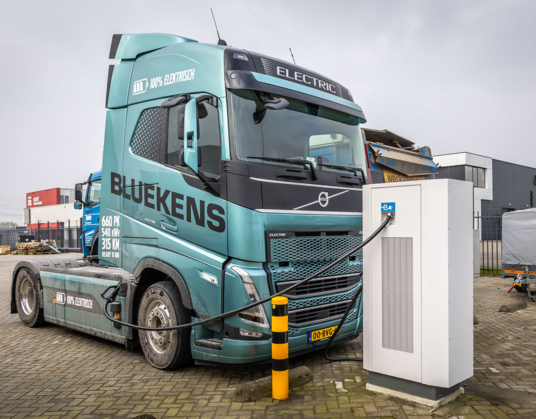 Mijlpaal: alle vestigingen van Bluekens Truck en Bus voorzien van laadpunten voor elektrische voertuigen