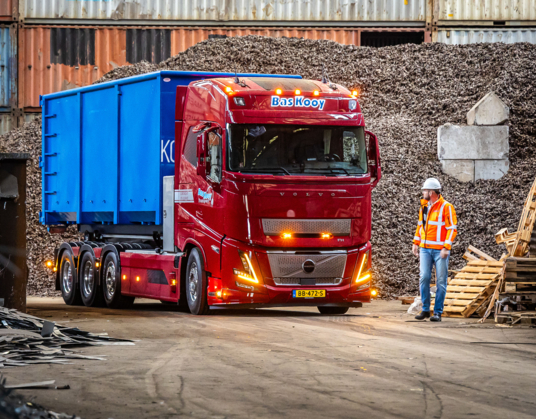 Primeur: Volvo FH Electric 8x2 met dubbellucht naloopas voor Bas Kooy Transport