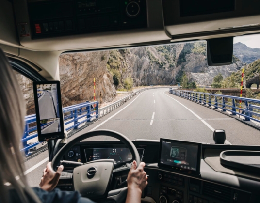 Slim stuursysteem van Volvo Trucks voorkomt ongelukken bij klapband