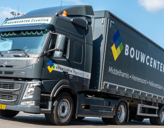 Twee nieuwe Volvo FM-trekkers voor Bouwcenter Esselink