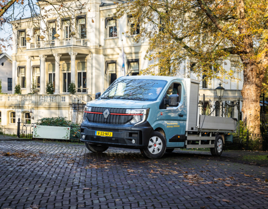 Hoveniersbedrijf van der Gaag met Renault Master E-Tech de stad in