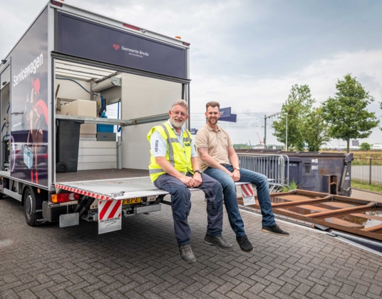 Bluekens Truck en Bus levert nieuwe Renault Master aan gemeente Breda