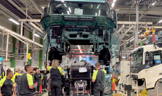 Mijlpaal: Volvo Trucks begint met serieproductie van zware elektrische trucks