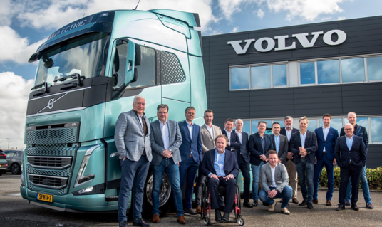 Volvo Trucks Nederland en dealers tekenen nieuw dealercontract