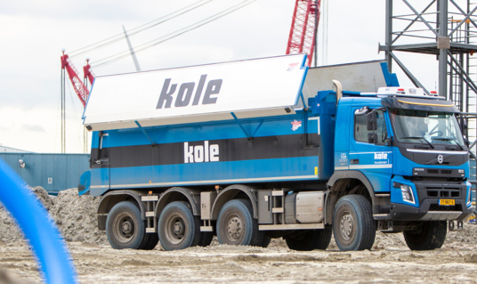 Eerste Volvo FMX 8x8 op de weg bij Kole Transport