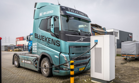 Mijlpaal: alle vestigingen van Bluekens Truck en Bus voorzien van laadpunten voor elektrische voertuigen