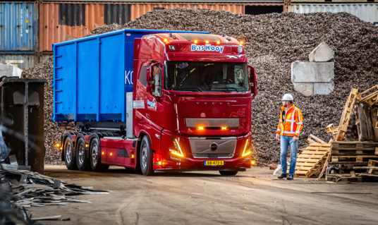 Primeur: Volvo FH Electric 8x2 met dubbellucht naloopas voor Bas Kooy Transport