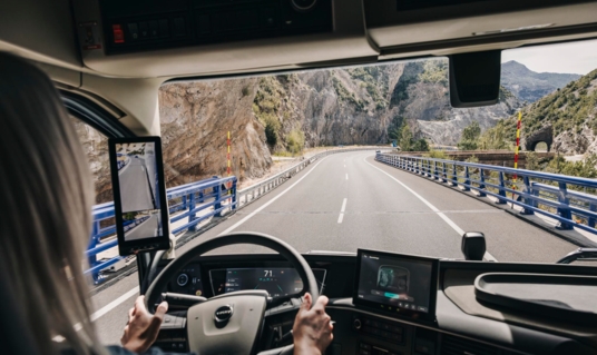 Slim stuursysteem van Volvo Trucks voorkomt ongelukken bij klapband