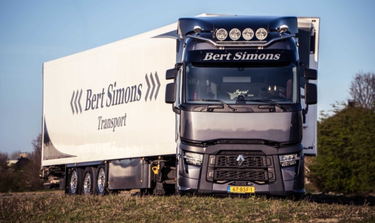 Bert Simons Transport valt voor de stoere look van de Renault Trucks T EVO