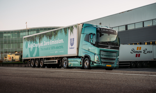 Eerste elektrische Volvo FH rolt van de band voor Nederland – Unilever en Simon Loos stellen hem in gebruik