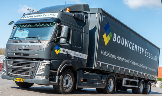 Twee nieuwe Volvo FM-trekkers voor Bouwcenter Esselink