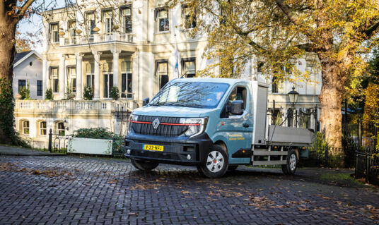 Hoveniersbedrijf van der Gaag met Renault Master E-Tech de stad in