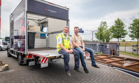 Bluekens Truck en Bus levert nieuwe Renault Master aan gemeente Breda