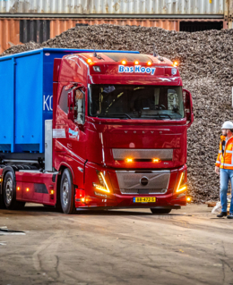 Primeur: Volvo FH Electric 8x2 met dubbellucht naloopas voor Bas Kooy Transport