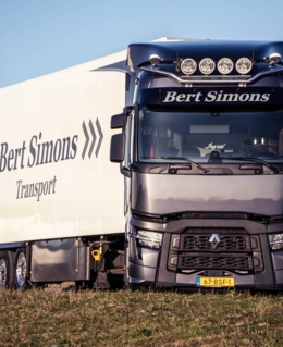 Bert Simons Transport valt voor de stoere look van de Renault Trucks T EVO