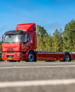 Flakkee Verhuizers gaat schoon en stil verhuizen met een Renault Trucks D E-Tech-bakwagen 