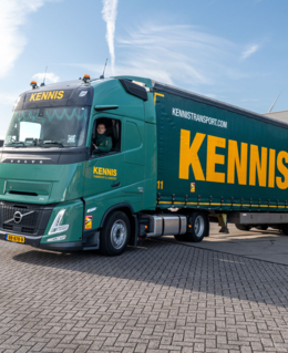 Tien zuinige Volvo FH Aero’s voor Kennis Transport & Logistics