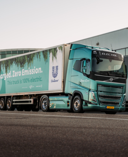 Eerste elektrische Volvo FH rolt van de band voor Nederland – Unilever en Simon Loos stellen hem in gebruik