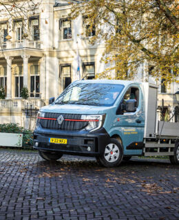 Hoveniersbedrijf van der Gaag met Renault Master E-Tech de stad in