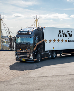 25e Volvo-truck voor Riedijk Transport