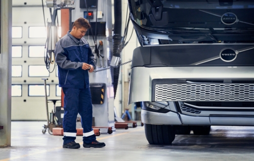 Volvo Trucks-monteur in werkplaats