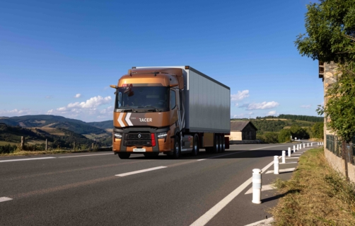 Renault Trucks Model Year 2025 - Smart Racer on the road