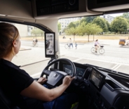 Chauffeur in Volvo FM in stedelijk gebied